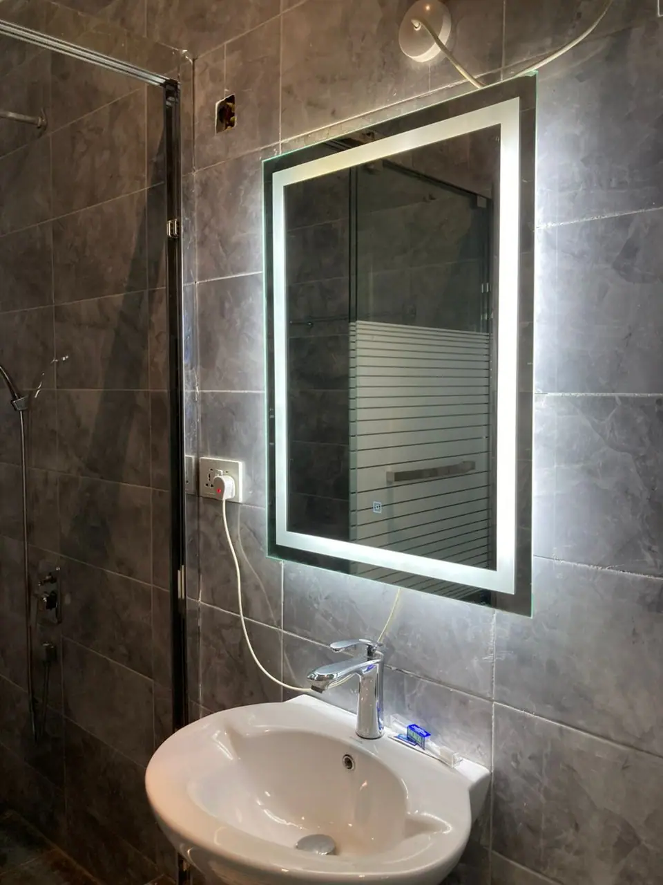 Bathroom with illuminated mirror in a Deluxe room
