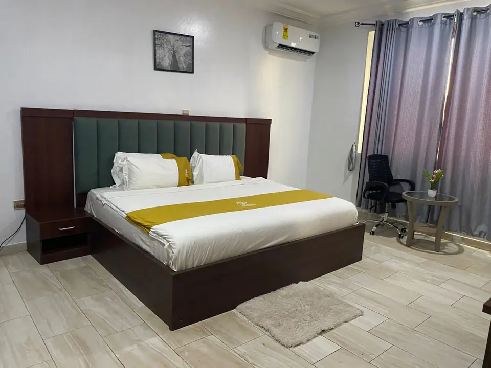 Deluxe Ground Floor room with king bed and work chair