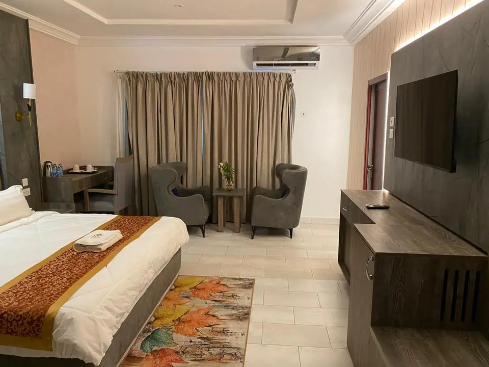 Executive Room bed and seating area